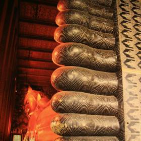 В Банкоке ( храм называется –Храм лежащего Будды ожидающего достижения нирваны )    Длина статуи 46 метров . Два года назад посещал этот храм, с удовольствием посылаю стопы, хотя сама статуя не менее величественна . - Чья-то потеряшка