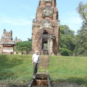 Трехуровневые башни – Клеанги. Три этажа символизируют прошлое, настоящее и будущее. - Камбоджа декабрь 2010г.