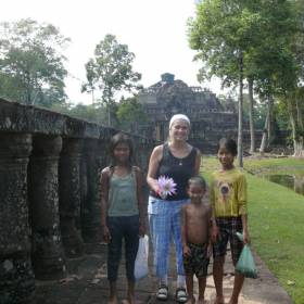 Эти милые ребятишки подарили нам три лилии. - Камбоджа декабрь 2010г.