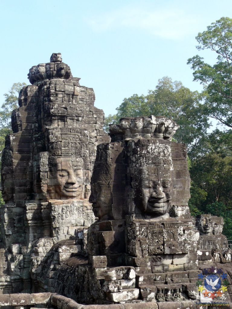 Лица скульптур выглядят по–разному, в зависимости от времени суток – они могут быть веселыми, грустными, и даже пугающими. - Камбоджа декабрь 2010г.