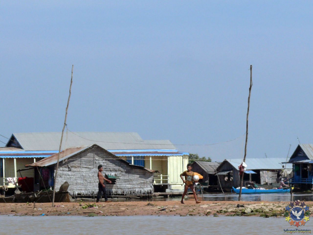 В отлив образовалась илистая коса. Она стала и дорогой и волейбольной площадкой. - Камбоджа декабрь 2010г.
