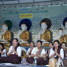 Молитвенное песнопение. - Мьянма, Вьетнам. Декабрь 2011-январь 2012.