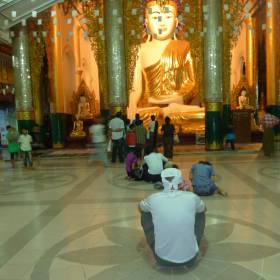 Молитва. - Мьянма, Вьетнам. Декабрь 2011-январь 2012.
