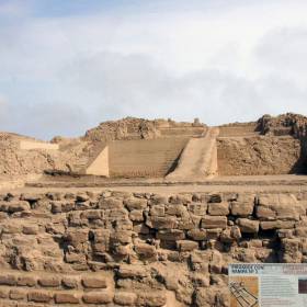 На пути к храму Солнца встречаем множество пирамид - Перу, февраль 2012, г.Лима