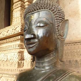 У всех статуй разные уши. - Лаос, январь 2012