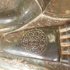 Цветы на ступнях Будды, - Лаос, январь 2012