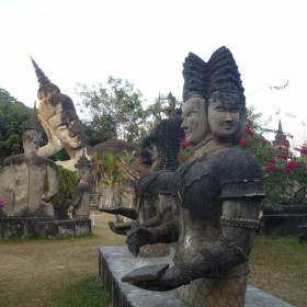 У входа табличка, которая предупреждает, что это место не религиозное сооружение, а фантастический скульптурный парк. - Лаос, январь 2012