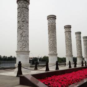 Колонны на набережной. - Китай. Май-июнь 2013. Часть 1, Пекин.