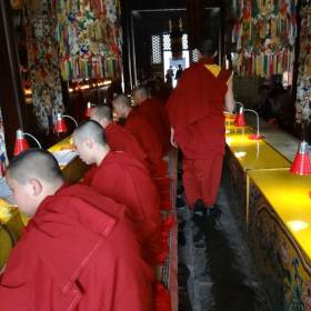 Во время пения мантр один монах ходит и окропляет водой пол. - Китай. Май-июнь 2013. Часть 1, Пекин.