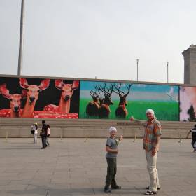 Огромные экраны на площади, показывающие великолепные виды Китая - Китай. Май-июнь 2013. Часть 1, Пекин.