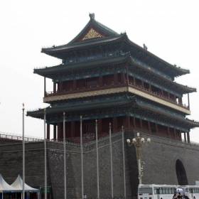 это Главные Солнечные Ворота комплекса. Главные Солнечные Ворота лежат на центральной оси юг-север старого Пекина. Ворота были построены в 1419 году. Их высота 43,65 метра - они самые большие из девяти ворот города.  - Китай. Май-июнь 2013. Часть 1, Пекин.