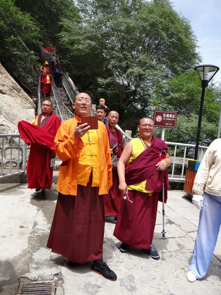 Встреча с паломниками - монахами из Тибета. - Китай. Май-июнь 2013. Часть 4. Горы Хуаншань.