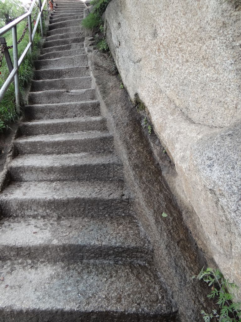 Тропа теперь заботливо оборудована лестницами. - Китай. Май-июнь 2013. Часть 4. Горы Хуаншань.