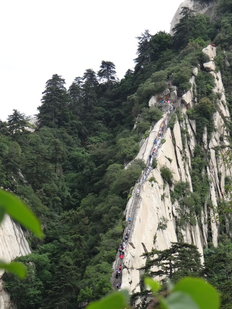 В декабре 1990 года Хуаншань был включен ЮНЕСКО в список «мирового культурного и природного наследия».  - Китай. Май-июнь 2013. Часть 4. Горы Хуаншань.
