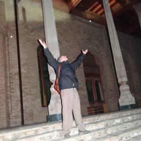 Сама мечеть является уникальным символом ташкентского архитектурного стиля: у входа в мечеть есть терраса с двадцатью резными колоннами из сандалового дерева. Мир дому сему. - Австралия, Сингапур, Малайзия,Филиппины. Декабь 2012-январь 2013.