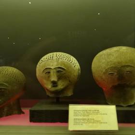 Филиппины. Манила. Непонятные головы в музее. - Австралия, Сингапур, Малайзия,Филиппины. Декабь 2012-январь 2013.