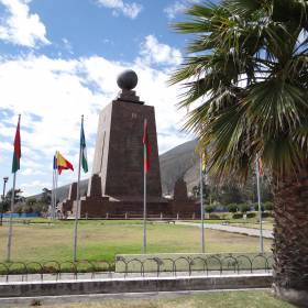 Вокруг флаги стран Южной Америки. - Южная Америка 2015. Часть 1. Эквадор: линия экватора и город Кито.