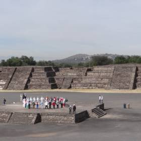 Действие в центральной точке перед пирамидой Луны - Мексика 2016. Теотиуакан, Мария Гваделупа.