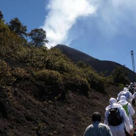 уже виден наш дымящийся вулкан - Гватемала 2016. г.Антигуа. Вулкан Пакайя.