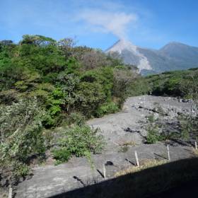 Вулкан начинает манить к себе еще из окон автобуса. - Гватемала 2016. г.Антигуа. Вулкан Пакайя.
