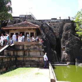 Справа от храма почти у воды - известные барельефы слонов , туда мы бросали денежки на счастье на удачу и чтоб вернуться - Шри-Ланка 2017. Часть 2.