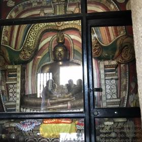 храм рядом с барельефами, внутри него тоже знаки МТ - Шри-Ланка 2017. Часть 2.