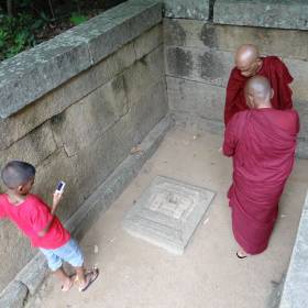 Монахам тоже интересно. - Шри-Ланка 2017. Часть 3.