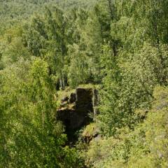 А в этой части горы просматривается вход в грот или пещеру.  - Поездка группы «Вестники» на гору Карандаш 13 июня 2021 года.